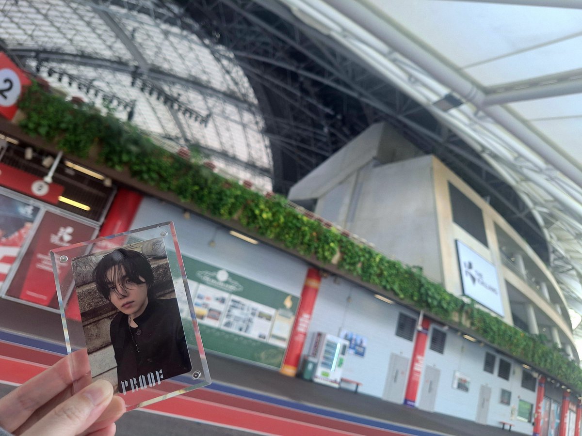 yoonmaiD39blue's tweet photo. 12月の公演場所をひと足先に下見
競技場ってこんなに大きいんだね
屋根がある広い外周をランしている人がたくさんいて
ユンギさんのランニング姿を
つい重ねてしまった
ビジョンで予告も流れていて
ここに7人が立つんだと実感
次来る時を思うと今から胸が高鳴る
#BTS_WORLDTOUR_ARIRANG_SINGAPORE https://t.co/NjN03lxDp8