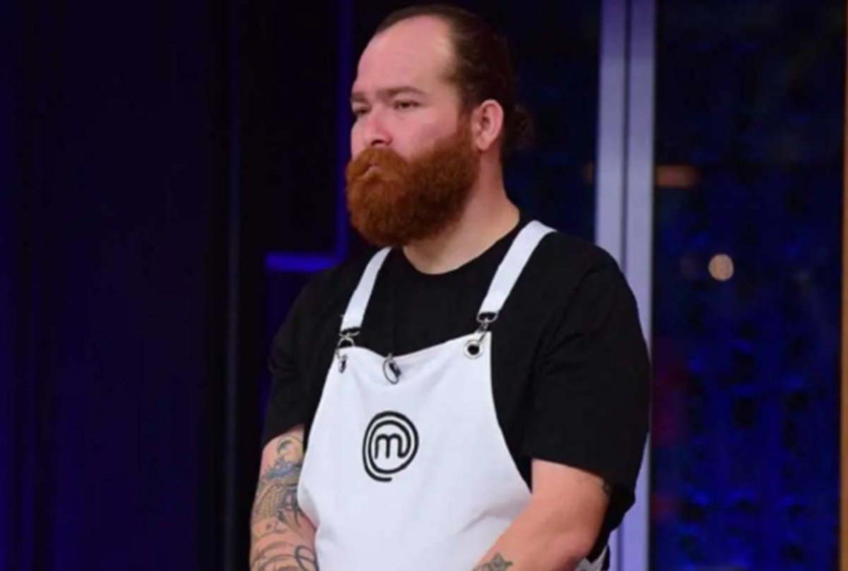 meattingmedya's tweet photo. MasterChef yarışmasındaki şampiyonluğu ile tanınan ve dün evinde ölü bulunan Eren Kaşıkçı vefatıyla sevenlerini yasa boğdu.

"Kızıl Sakal" lakabıyla da tanınan Kaşıkçı'nın ölüm nedeninin aydınlatılması için İstanbul Cumhuriyet Başsavcılığı tarafından soruşturma başlatıldı. Kaşıkçı'nın ölüm nedeni Adli Tıp Kurumu'nda yapılacak otopsi sonucunda belli olacak.

Eren Kaşıkçı'nın cenazesi yarın ikindi namazına müteakip Yeni Doğan Cemevi'nden kaldırılacak, ardından defnedilmek üzere memleketi Tokat'a uğurlanacak.