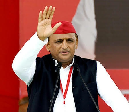 KraantiKumar's tweet photo. योगी आदित्यनाथ ने भदोही जिले का नाम बदलकर फिर से संत रविदास नगर कर दिया.

यह फैसला संत रविदास की 650वीं जयंती के अवसर पर लिया गया. 

बहन मायावती जी ने अपने शासनकाल में कई जिलों का नाम बदलकर बहुजन समाज के महापुरुषों के नाम पर किया था.

अमेठी का नाम छत्रपति शाहूजी महराज नगर
कानपुर दिहात रमाबाई नगर
अमरोहा ज्योतिबा फुले नगर
हाथरस महामाया नगर
हापुड़ पंचशील नगर
शामली प्रबुद्ध नगर
संभल भीमनगर

आज तक ये बात समझ में नही आई किसके सलाह पर अखिलेश यादव ने मुख्यमंत्री बनते ही इन जिलों का नाम बदल दिया. पार्क बनाकर ब्राह्मण ज्ञानेश्वर मिश्रा के नाम पर रख दिया.

योगी आदित्यनाथ भी वोट की राजनीति के लिए केवल एक जिले का नाम बदल रहे हैं. अखिलेश यादव को वादा करना चाहिए अगर वो दुबारा CM बने तो इन सभी जिलों का नाम बहुजन महापुरुषों पर रखेंगे.