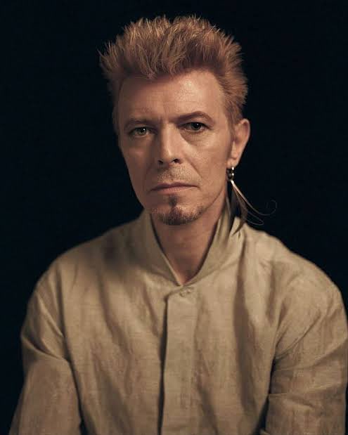 DavidBowieBot's tweet photo. 情報過多の世界で意見を形づくっていく事はとても難しい。根拠となるものが多過ぎて、最早何も意味しない事と同じなわけだ。人は閉鎖的で無意見になり、文学や哲学、知識や理解力というものから遠ざかってしまったんだろうね。─（読書や好奇心に否定的な姿勢には）心底がっかりさせられるよ。（96年） https://t.co/lLcwvaEPlj