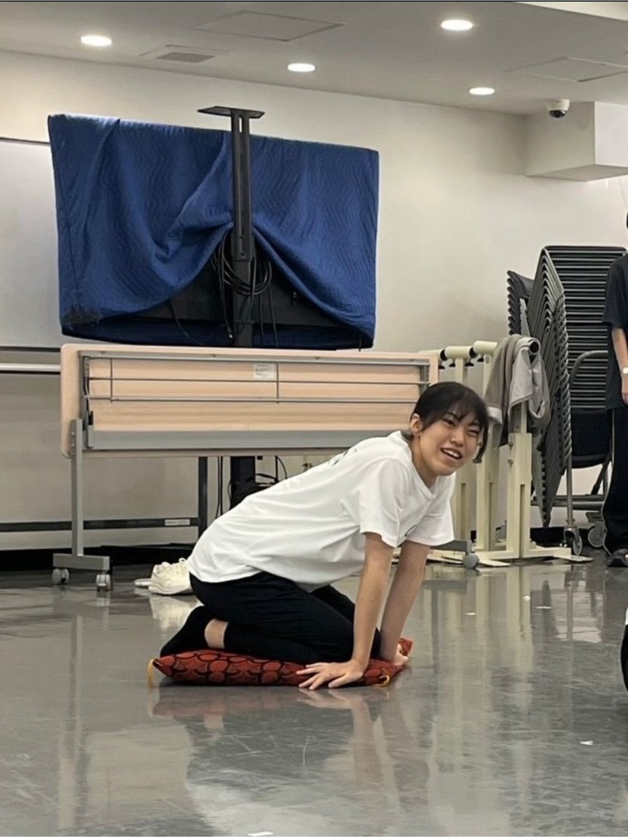 nichigei2024act's tweet photo. 本番まで残り2日‼️
今日のキャストコメントは！
＜両チーム・八重子＞

八重子は今回の作品で最年長！
おばあちゃんの衣装を選ぶのをとても苦戦していました笑
 #演劇  #シビれる日芸演劇祭2026  #日芸演劇祭 https://t.co/cFZXcs9Ryx