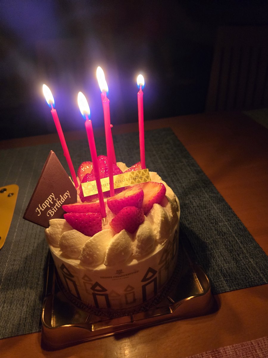 sinjoutakeru's tweet photo. 風船は飛びませんでしたが誕生日でした。
大好きな家族と今日という日を過ごせたことに感謝
プレゼントは気になってた枕 https://t.co/Q1pA16iS07