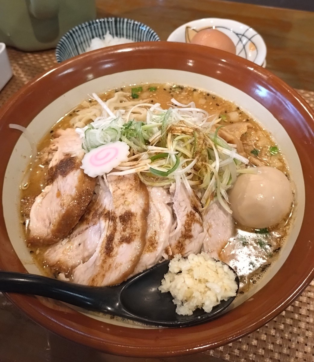 hippoton3's tweet photo. 館山ラスカル@館山市船形
ラスカルで晩飯😊
《濃いめ、背脂普通、大蒜》
味噌ラーメン【大350g】
大盛り券【100g】
特製に変更券
チャーシュー1枚
生卵
ライス小
めちゃめちゃ美味かった😭
ご馳走様でした。 https://t.co/lC7SoFC3yZ