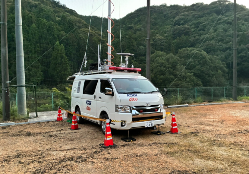 official_kddi's tweet photo. ■復旧報：令和8年熊本地震（19時45分時点）
このたびの令和8年熊本地震により被災された皆さまに、心よりお見舞い申し上げます。

地震の影響により、当社の通信サービスがご利用できない、またはご利用しづらい状況が発生しておりましたが、本日すべて復旧いたしました。
お客さまには、ご不便とご心配をおかけしましたことを深くお詫び申し上げます。

KDDIでは引き続き、避難所への無料Wi-Fiや充電スポットの提供、Starlinkを活用した通信支援を行っていきます。あわせて、対象地域のお客さまに向けたデータ通信支援も実施しております。
被災された皆さまに一日でも早く安心した日常を取り戻していただけるよう、自治体や関係機関と連携し、引き続き支援に取り組んでまいります。
 
詳細はこちら
https://t.co/Nn4Mwzw5Gw
#令和8年熊本地震