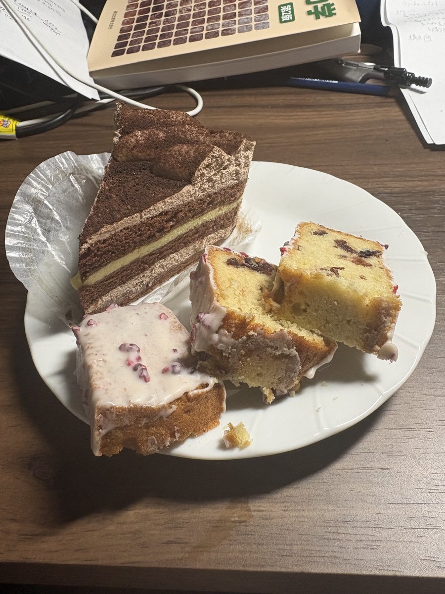 mantomo_t_h's tweet photo. 誕生日なのでケーキを食べる https://t.co/Yi31I7q04o