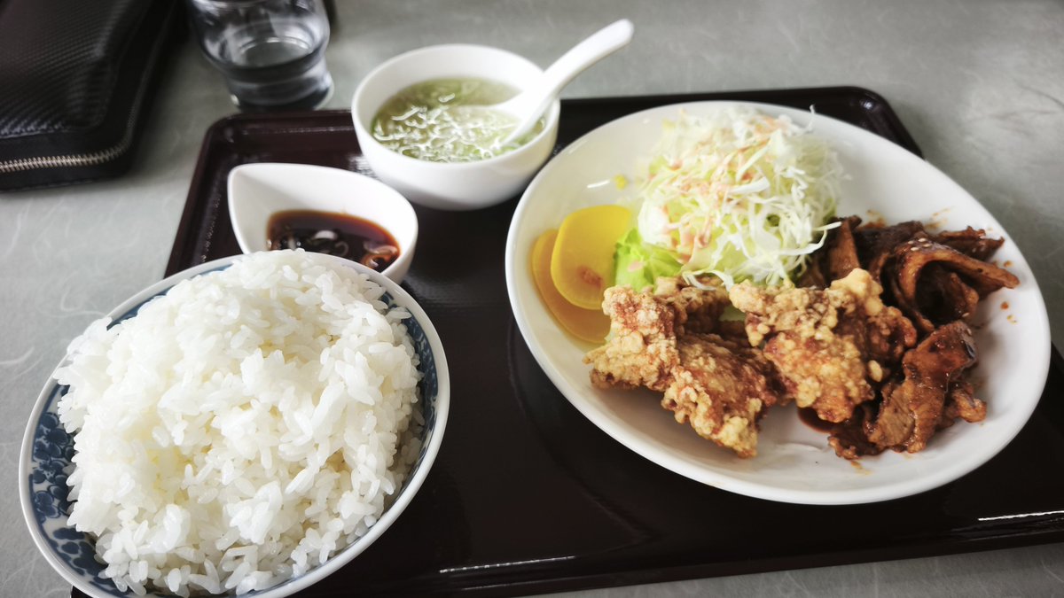MuchakuChannel's tweet photo. 青森で見つけた看板もない食堂。量も味もサイコー！継から青森行ったら絶対寄る。と言うか二日連続で通ってしまったわ！
#青森 #食堂 #うますぎ https://t.co/cyItb6MYwg