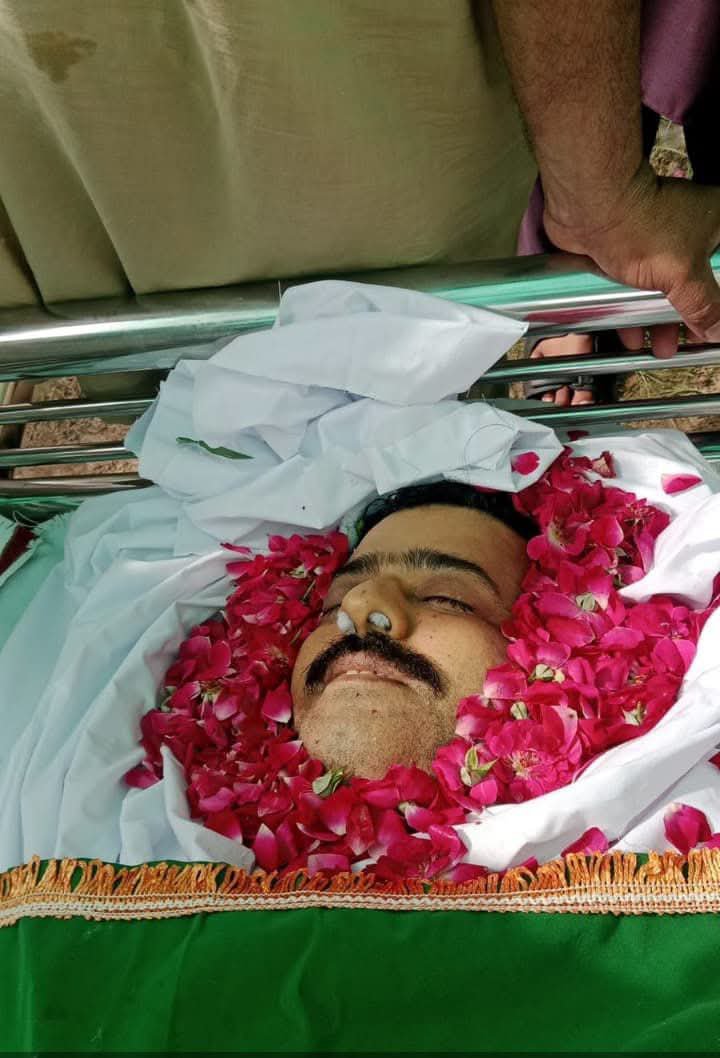 ShakirAwan88's tweet photo. چوہدری عبداللہ طاہر پھولوں کے گدستےمیں۔ https://t.co/xfPhWmSa6n