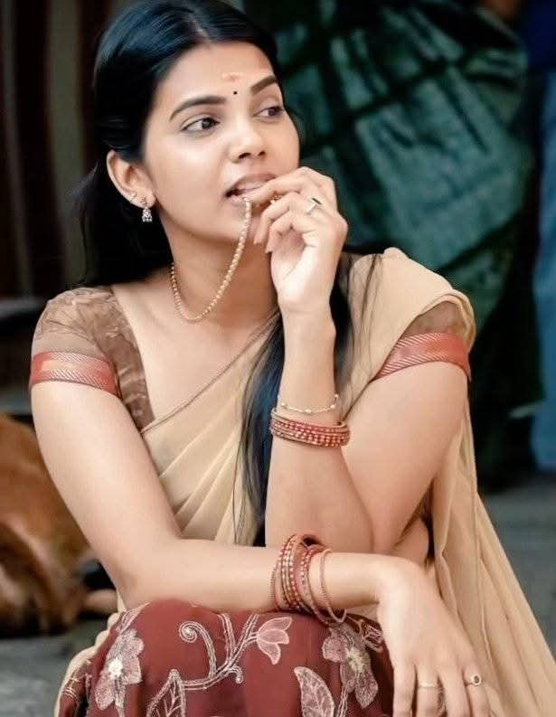KavyaKarth63313's tweet photo. மனிதர்கள் எப்போது அதிகம் மௌனமாகிறார்கள் தெரியுமா...?
பேச வார்த்தைகள் இல்லாததால் அல்ல...
பேசியும் எந்தப் பயனும் இல்லை என்று உணரும் போது தான்...!
#GoodEveningEveryone😇💕 https://t.co/c88dRW3cbQ