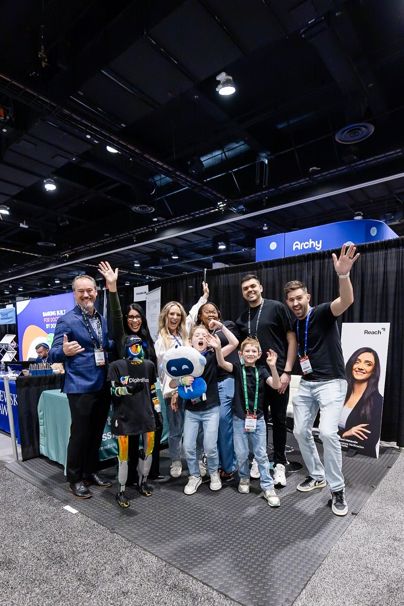 SkeenDaniela's tweet photo. One of my favorite moments from the Florida Dental Convention was spending time at the Reach booth connecting with so many incredible doctors and team members. https://t.co/timqALmM0T