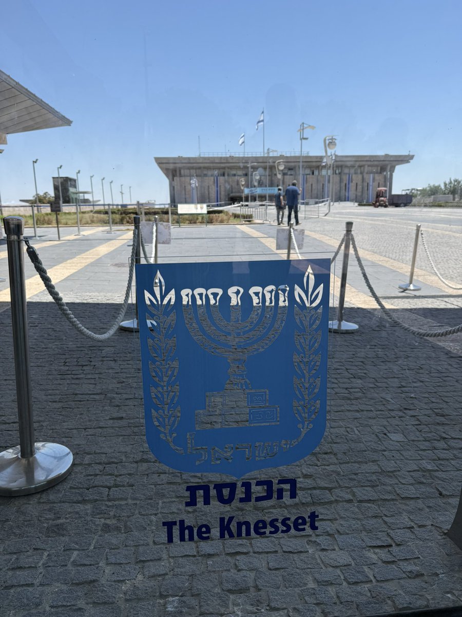 alejoumpierrez's tweet photo. VISITANDO LA ÚNICA DEMOCRACIA DE MEDIO ORIENTE: estuvimos en el Knesset, el Parlamento israelí, le expresión popular de 10 millones de ciudadanos. Allí están representadas todas las corrientes políticas, incluso los musulmanes que son el 10 % del parlamento en un magnífico ejemplo de pluralismo. Un milagro que sobrevive en un mundo de autarquías y autoritarismos diversos del mundo musulmán. En el interior existe un magnífico telar en forma de tríptico tejido por Chagall durante tres años que finalizó en 1963, una maravilla.