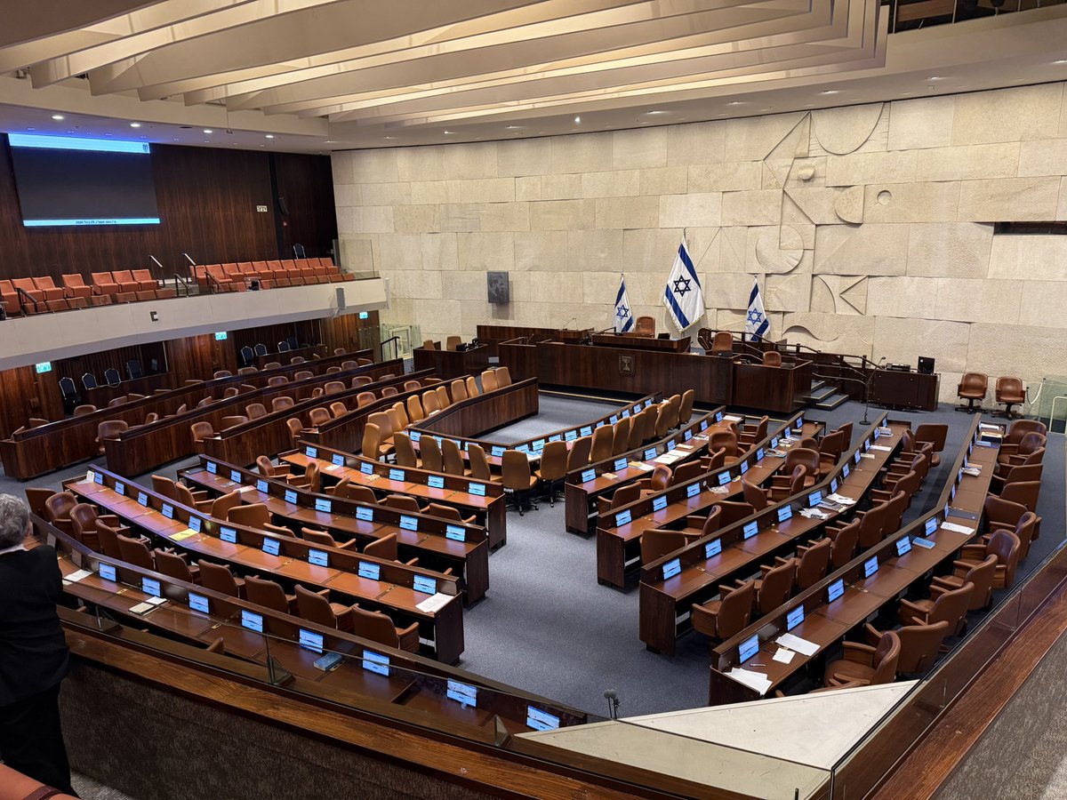 alejoumpierrez's tweet photo. VISITANDO LA ÚNICA DEMOCRACIA DE MEDIO ORIENTE: estuvimos en el Knesset, el Parlamento israelí, le expresión popular de 10 millones de ciudadanos. Allí están representadas todas las corrientes políticas, incluso los musulmanes que son el 10 % del parlamento en un magnífico ejemplo de pluralismo. Un milagro que sobrevive en un mundo de autarquías y autoritarismos diversos del mundo musulmán. En el interior existe un magnífico telar en forma de tríptico tejido por Chagall durante tres años que finalizó en 1963, una maravilla.