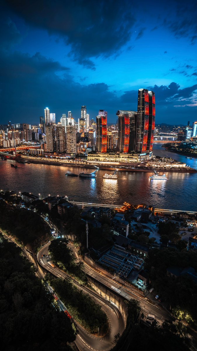 AstrHori's tweet photo. The AstrHori 18mm F5.6 Shift Lens unlocks more than perspective correction.
✔ ±6mm shift for natural-looking architecture
✔ Create seamless panoramic images with an expanded field of view
✔ Compose freely while keeping verticals straight
Credit: @ Shawn  Ning

#astrhori https://t.co/B6NtlzI4Vg