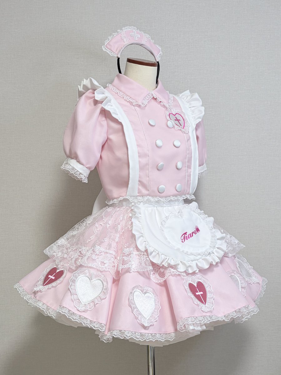 AmourBelle_cos's tweet photo. 🎀衣装製作🎀
てぃあら 様 (@tiara__baby )
生誕個人衣装を製作いたしました💉♡
頂いたイメージを元にデザイン致しました✨
ナース×メイドイメージです💕

#アムベル衣装 _39
#アイドル衣装 #コンカフェ衣装 #衣装製作 

刺繍協力 ：刺繍Factory K's works https://t.co/KGaRqzhJvM