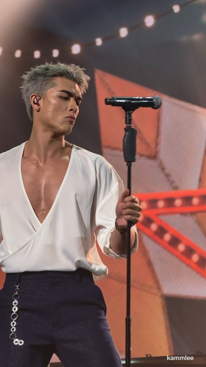 CahBLzeira's tweet photo. Eu queria ter um comentário bem sagaz pra fazer, mas anada vai alcançar o nível de gostosura do Joss nessa foto.

#JossGawinConcert #JossWayar https://t.co/fwN0zM3yzD