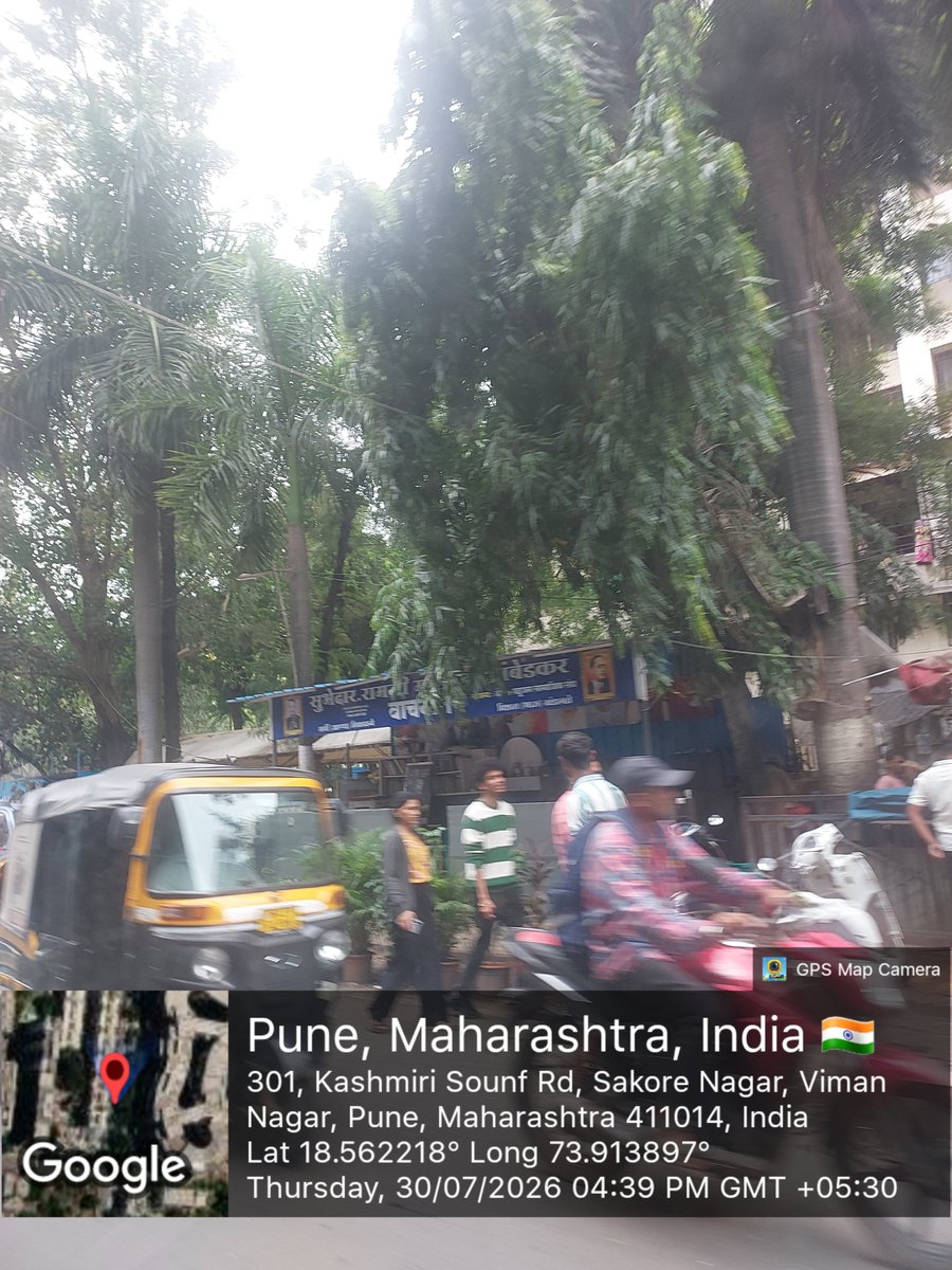RajaSubramani22's tweet photo. @PMCPune @navalMH @prajytnair please visit this location and understand how a footpath library causes a traffic mess. This location is 200m from ward office at Viman Nagar.  @PuneCityTraffic can you please implement P1 / P2 parking here. https://t.co/zG5BWFySUG