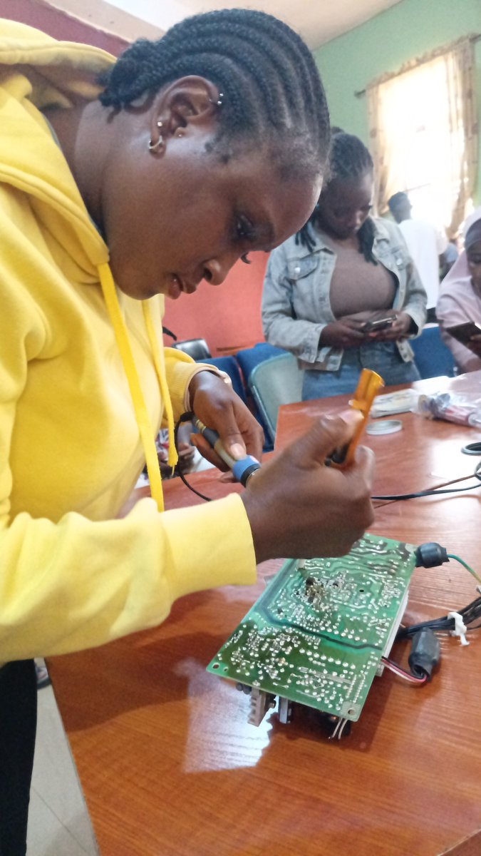 Bellsia01's tweet photo. Another day. Another lesson. Another skill unlocked
#IDEASTVET #cellphonerepairs #Worldbank https://t.co/0VUApgr9p0