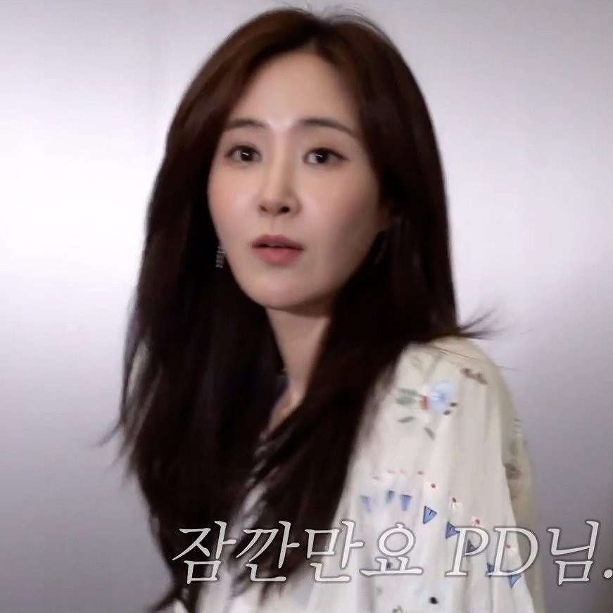 numjin9's tweet photo. yuri's visual duality in this video 😭 https://t.co/yboNfSp9iB