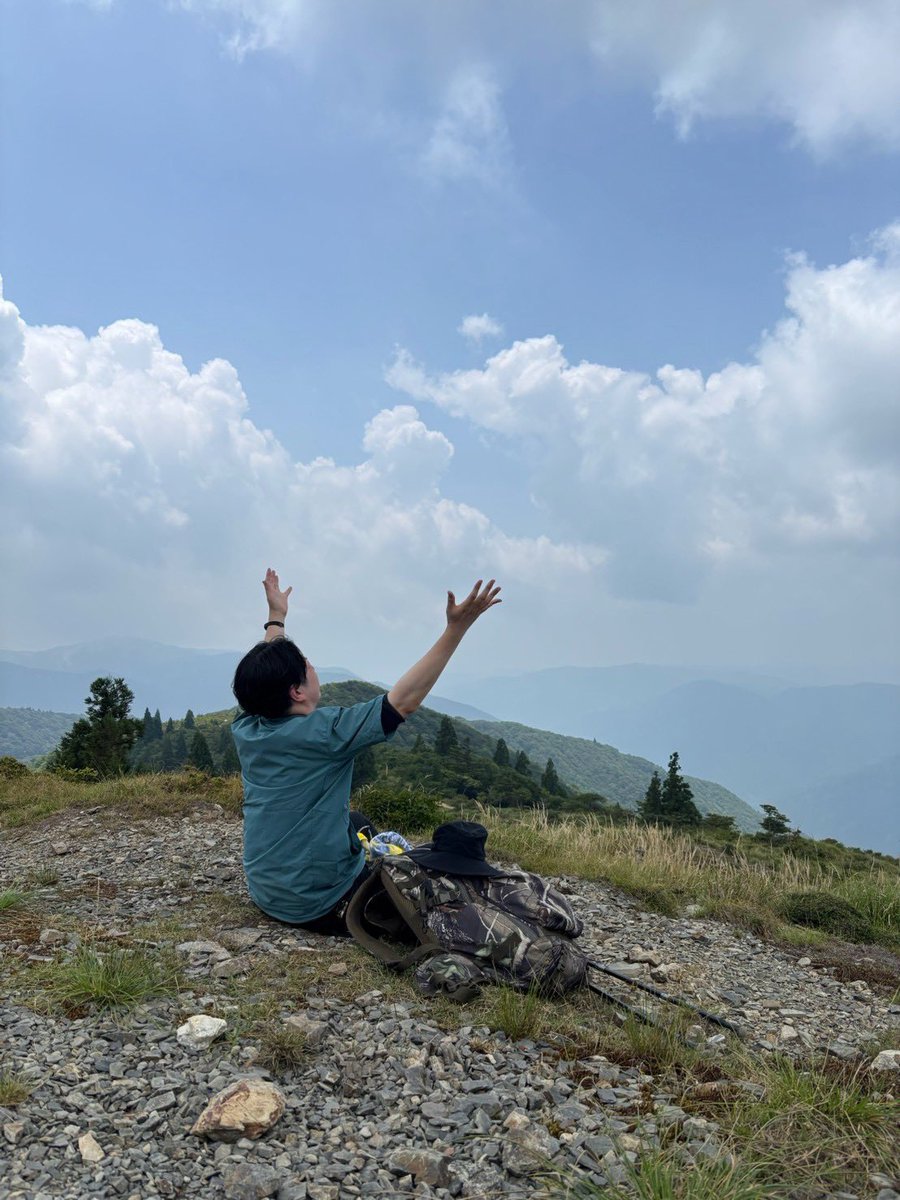 dododora_sy's tweet photo. |◤カズあるBARの一つ
　しょーたサーズデー◢|

山の風は気持ちが良かった⛰️
俺はいっそ風になりたい。

そんなことを考えてたら、
こんな一枚が残ってました📸

本日フードは
“豚肉ゴロゴロおうちカレー”です🍛

カズバー20時オープン🚪
よろしくお願いいたします🍸 https://t.co/0aOc8r3lA2