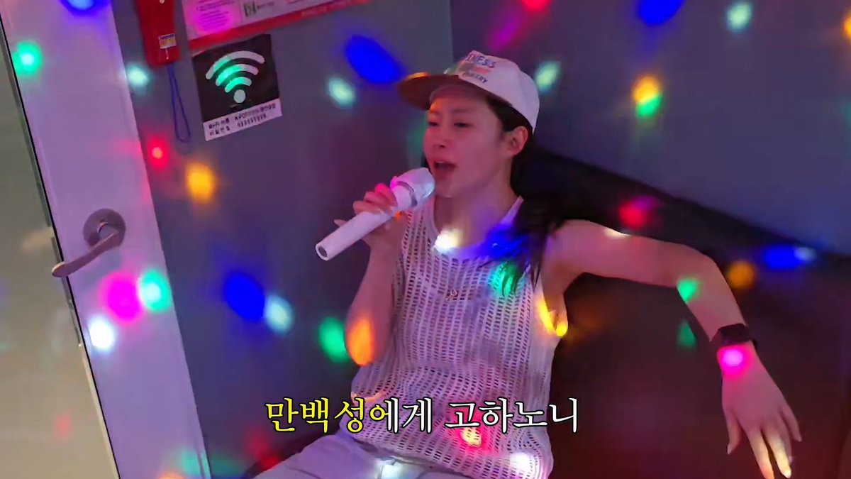 numjin9's tweet photo. yuri's visual duality in this video 😭 https://t.co/yboNfSp9iB