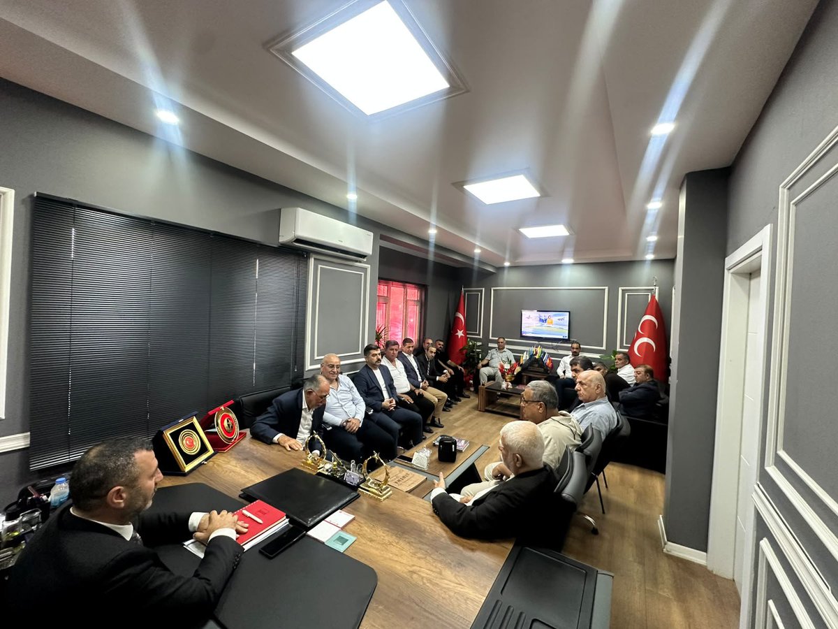 Sanliurfa_MHP's tweet photo. Şanlıurfa MHP İl Başkanı Osman Mutlu, Geçmiş Dönem Ülkü Ocakları Başkanlarıyla Buluştu

Şanlıurfa'da MHP İl Başkanı Osman Mutlu, 1980 öncesi ve sonrasında görev yapan Ülkü Ocakları il başkanları ile teşkilat mensuplarını ilk kez aynı masa etrafında buluşturarak Ülkücü Hareket'in geleceğine yönelik istişare toplantısı gerçekleştirdi.

Şanlıurfa'da Milliyetçi Hareket Partisi (MHP) İl Başkanı Ecz. Osman Mutlu, 1980 öncesi ve sonrasında görev yapan Ülkü Ocakları Şanlıurfa il başkanları ile teşkilat mensuplarıyla istişare toplantısında bir araya geldi. Kentte bugüne kadar benzeri gerçekleştirilmeyen toplantıda, farklı dönemlerde görev yapan teşkilat mensupları ilk kez aynı masa etrafında buluştu.
Toplantıya MHP Şanlıurfa İl Başkanı Ecz. Osman Mutlu'nun yanı sıra geçmiş dönem Ülkü Ocakları Şanlıurfa İl Başkanları Gaffari Aslan, Halil Demirkol, Mustafa Adil Pınarbaşı, Ahmet Nahya, Kemal Açar, Mehmet Sırrı Savaş, Mustafa Erişmiş, Mehmet Rüstem Coşkun, Mehmet Ali Abacı, İsmail Memduh Turanoğlu, Mehmet Arpacı, Emin Özkutlu, Mehmet Kara ve Salih Başkapan ile Ülkü Ocakları Haliliye İlçe Başkanı Mehmet Sudan Bucak katıldı.
Toplantıda, Ülkücü Hareket'in geçmişten günümüze teşkilat yapısı, yürütülen çalışmalar ve geleceğe yönelik hedefler ele alındı. Katılımcılar, teşkilatın birlik ve beraberliğinin güçlendirilmesi, dava tecrübesinin genç nesillere aktarılması ve teşkilat çalışmalarının daha etkin yürütülmesi konusunda görüş alışverişinde bulundu.
İstişare toplantısında, geçmiş dönem il başkanlarının bilgi ve tecrübelerinin teşkilat açısından önemli bir değer olduğu vurgulanırken, birlik ve beraberlik ruhunun korunarak Ülkücü Hareket'in hedefleri doğrultusunda çalışmaların sürdürüleceği ifade edildi.
Toplantı, karşılıklı değerlendirmelerin ardından çekilen hatıra fotoğrafıyla sona erdi.

@dbdevletbahceli 
@MHP_Bilgi 
@ayyildirim1
@Ulku_Ocaklari
@eczosmanmutlu