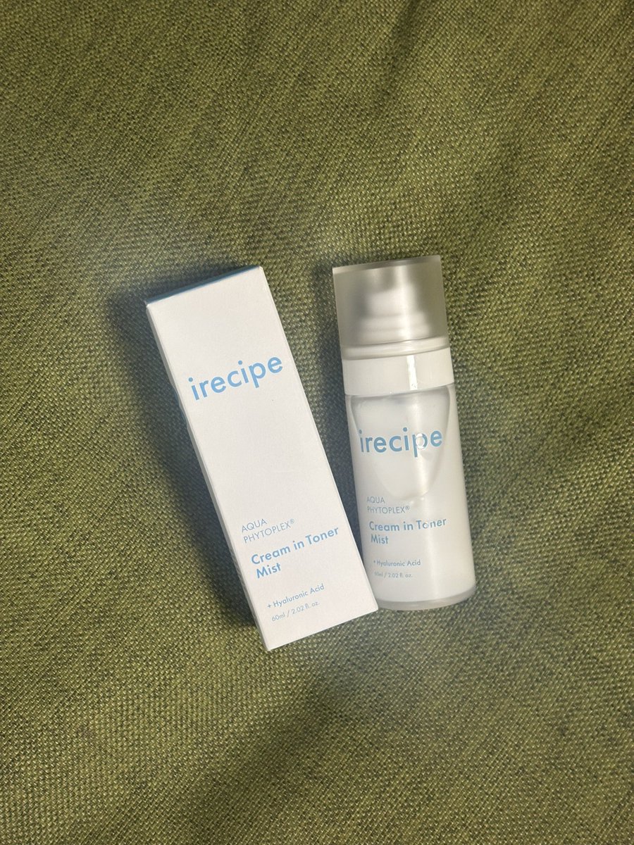 HYTSalon22's tweet photo. irecipe    @irecipe_kr 
AQUA PHYTOPLEX® 
Cream in Toner Mist

ミストタイプだから、乾燥が気になった瞬間にシュッと使えるのが便利✨
細かいミストで顔全体に広げやすく、
しっとりした使い心地なのに重たく感じにくいのが良い😌

ヒアルロン酸配合で、
乾燥しやすい肌の潤いケアや
スキンケアにはもちろん、
日中の乾燥が気になるときにも取り入れやすい👍

乾燥対策しながら、うるっとしたツヤ肌を目指したい日に🫶🏻

#irecipe #アイレシピ #CreaminTonerMist #トナーミスト #ミスト化粧水 #韓国コスメ #韓国スキンケア #スキンケア #保湿ケア #乾燥対策 #ツヤ肌 #透明感メイク #美容垢 #コスメ垢 #美容好きな人と繋がりたい 
#コスメ垢さんと繋がりたい #美容垢さんと繋がりたい