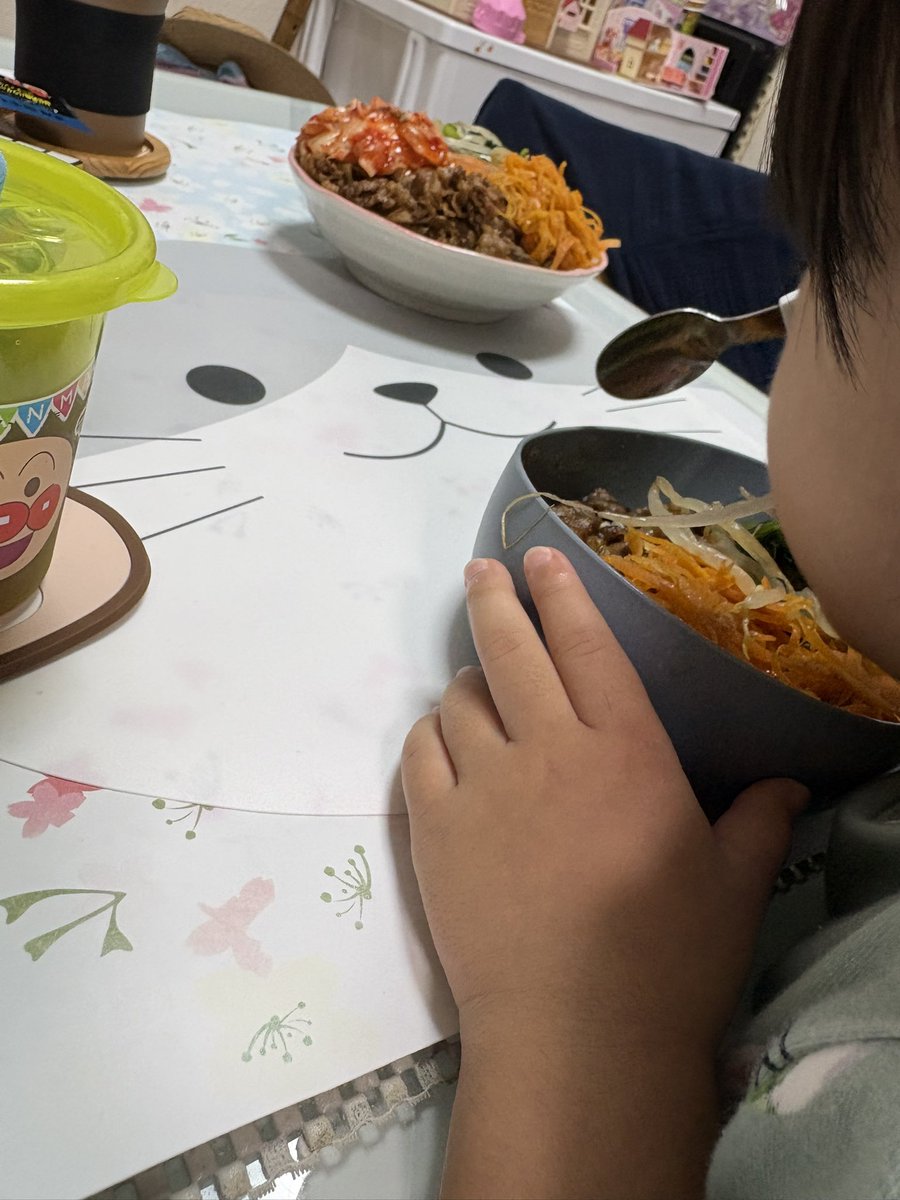 Ryusen_ran's tweet photo. 晩ごはーん(´ω`)
ビビンバーでした
完食した娘は｢完食したけん、がくとさんに夢の中で褒められるかなー？｣と言っておりました…w
最近マジでずっとGACKTさまですwww https://t.co/FO9vhyJnfH
