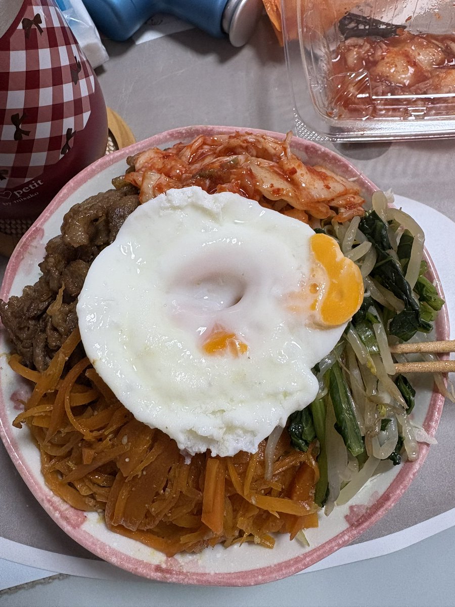 Ryusen_ran's tweet photo. 晩ごはーん(´ω`)
ビビンバーでした
完食した娘は｢完食したけん、がくとさんに夢の中で褒められるかなー？｣と言っておりました…w
最近マジでずっとGACKTさまですwww https://t.co/FO9vhyJnfH