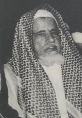 AtTayfaMansoura's tweet photo. Une fois de plus, ce manipulateur cite un savant qui, selon son propre raisonnement, serait un mécréant, puisqu’il était le Grand Mufti de ce qu’il appelle « l’État d’Al-Saloul ».

De plus, pourquoi ne partages-tu pas ces paroles du cheikh Muhammad ibn Ibrahim – qu’Allah lui fasse miséricorde – ? Aurais-tu peur que les gens découvrent ta supercherie ?

« (4033 – Le gouvernement saoudien n’a absolument pas jugé selon une législation humaine.)

Nous souhaitons que vous informiez ce tribunal que le gouvernement saoudien, qu’Allah le soutienne par Son assistance et Sa protection, ne juge absolument pas selon une législation humaine, et que ses tribunaux reposent sur le jugement selon la législation d’Allah le Très-Haut, ou la Sunna de Son Messager – qu’Allah le couvre d’éloges et le salue –, ou une parole sur laquelle s’est établie l’unanimité de la communauté.

En effet, recourir au jugement d’une autre législation que celle qu’Allah a révélée est la voie de la mécréance, de l’injustice et de la perversité. Allah, le Très-Haut, a dit :

« Ceux qui ne jugent pas conformément à ce qu’Allah a révélé, ce sont eux les mécréants. » (5:44)

« Ceux qui ne jugent pas conformément à ce qu’Allah a révélé, ce sont eux les injustes. » (5:45)

« Ceux qui ne jugent pas conformément à ce qu’Allah a révélé, ce sont eux les dévoyés. » (5:47)

Et Il a également dit :

« Juge donc entre eux d’après ce qu’Allah a révélé, ne suis pas leurs passions, et prends garde qu’ils ne t’écartent d’une partie de ce qu’Allah t’a révélé. 

S’ils se détournent [de ton jugement], sache qu’Allah veut les châtier ainsi pour une partie de leurs péchés ; et la plupart des hommes sont dévoyés. 

Est-ce uniquement le jugement du temps de l’ignorance qu’ils recherchent ? Qui est meilleur juge qu’Allah, pour des gens qui croient avec certitude ? » (5:49-50) »

📚Majmu' Fatawa wa Rasaʾil de Cheikh Muhammad ibn Ibrahim, vol. 12, p. 247

« Le gouvernement [d’Arabie Saoudite], grâce à Allah, sa constitution est le Livre d’Allah et la Sunna de Son Messager – qu’Allah le couvre d’éloges et le salue –. Et il a ouvert les tribunaux Islamiques dans ce but, pour la mise en pratique de la parole d’Allah, le Très-Haut :

« Si un différend survient entre vous, portez-le devant Allah et le Messager. » (4:59)

Quant à tout autre jugement, il relève du jugement du temps de l’ignorance au sujet duquel Allah, le Très-Haut, a dit :

« Est-ce uniquement le jugement du temps de l’ignorance qu’ils recherchent ? Qui est meilleur juge qu’Allah, pour des gens qui croient avec certitude ? » (5:50)

Qu’Allah vous soutienne.

Et que la paix soit sur vous.

Le Président des juges. 

Référence (Ṣ/Q) n° 1/1053, en date du 19/03/1385 H. »

📚Majmu' Fatawa wa Rasaʾil de Cheikh Muhammad ibn Ibrahim, vol. 12, p. 266

À noter que toutes ces paroles ont été prononcées alors que l’Arabie saoudite était déjà membre de l’ONU depuis de nombreuses années.