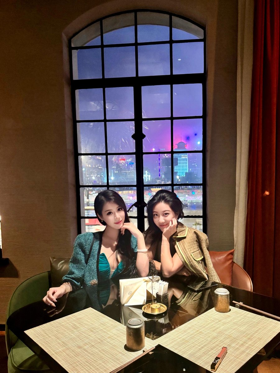 Chenlisa09's tweet photo. Still thinking about my trip to Shanghai last year 🇨🇳🥰Went there to expand my beauty business and completely fell in love with the city. The Bund at night, rooftop views, and that hotpot with the Oriental Pearl Tower... unreal.
Anyone else still longing for Shanghai?😍 https://t.co/LcTKzxxqJO