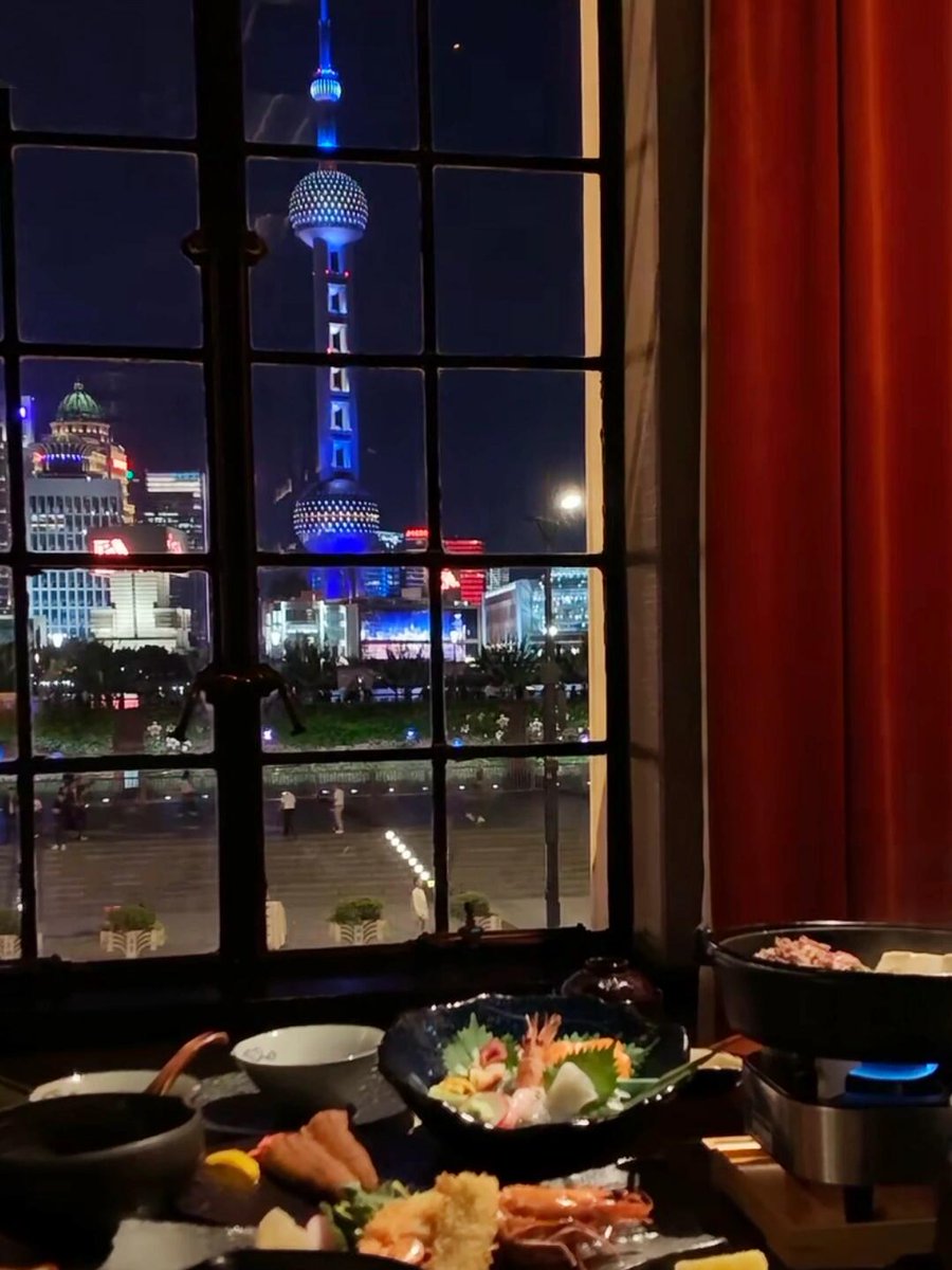 Chenlisa09's tweet photo. Still thinking about my trip to Shanghai last year 🇨🇳🥰Went there to expand my beauty business and completely fell in love with the city. The Bund at night, rooftop views, and that hotpot with the Oriental Pearl Tower... unreal.
Anyone else still longing for Shanghai?😍 https://t.co/LcTKzxxqJO