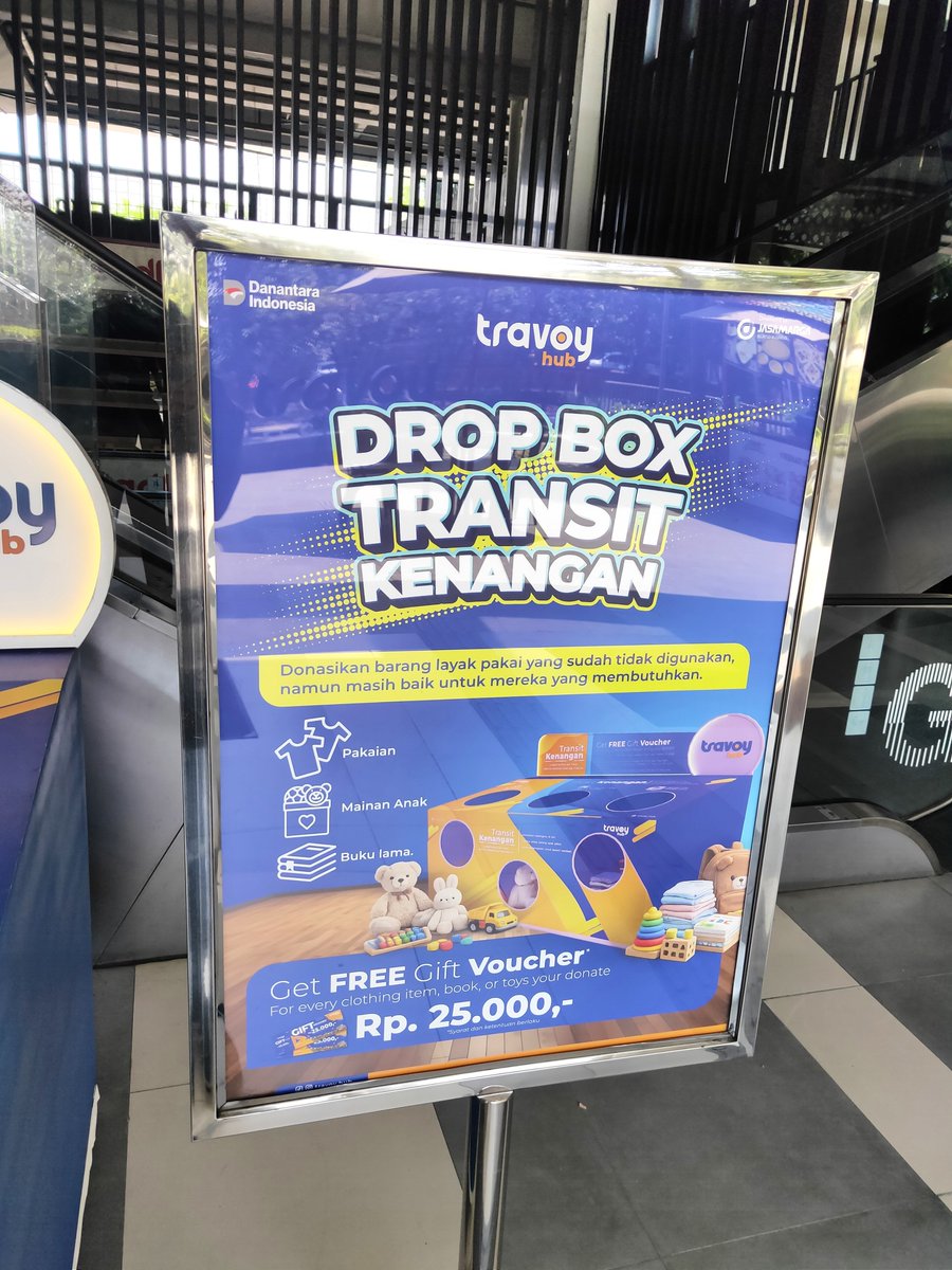 txttransportasi's tweet photo. Di halaman lobby Travoy Hub LRT Stasiun TMII, Jaktim ada kotak donasi untuk barang layak pakai yang sudah tidak digunakan.

Barang yang dapat didonasikan antara lain pakaian, mainan, dan buku. Pastikan kondisi barang dalam keadaan bersih dan masih dapat digunakan.

Barang kali di sini ada teman² yang ingin berdonasi 👐🏼