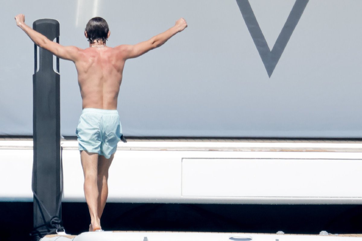 kimivault's tweet photo. kimi holiday mode… ok https://t.co/RfsicN0EOv