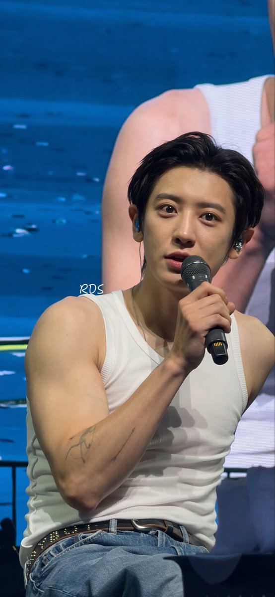 DODOKyungg's tweet photo. Big guns 🫣

#Chanyeol #찬열 #EXO #엑소 #weareoneEXO @weareoneEXO https://t.co/itNG22w8rP