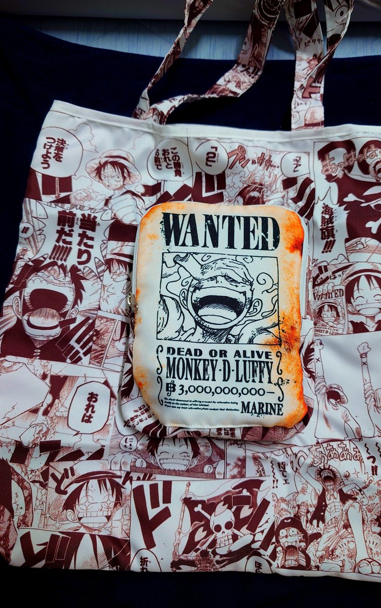 0523Sweetyear's tweet photo. ※画像にワンピースのネタバレ含みます。

ONEPIECEBASEショップで買ったエコバッグ？がめちゃくちゃ良い🥹

今まで名シーンが散りばめらてる🐒

真ん中のルフィの手配書に収めて、小さく保管できる🥹

難点としては………
もったいなくて使えない！
#ワンピース https://t.co/N1tBkUiUkH