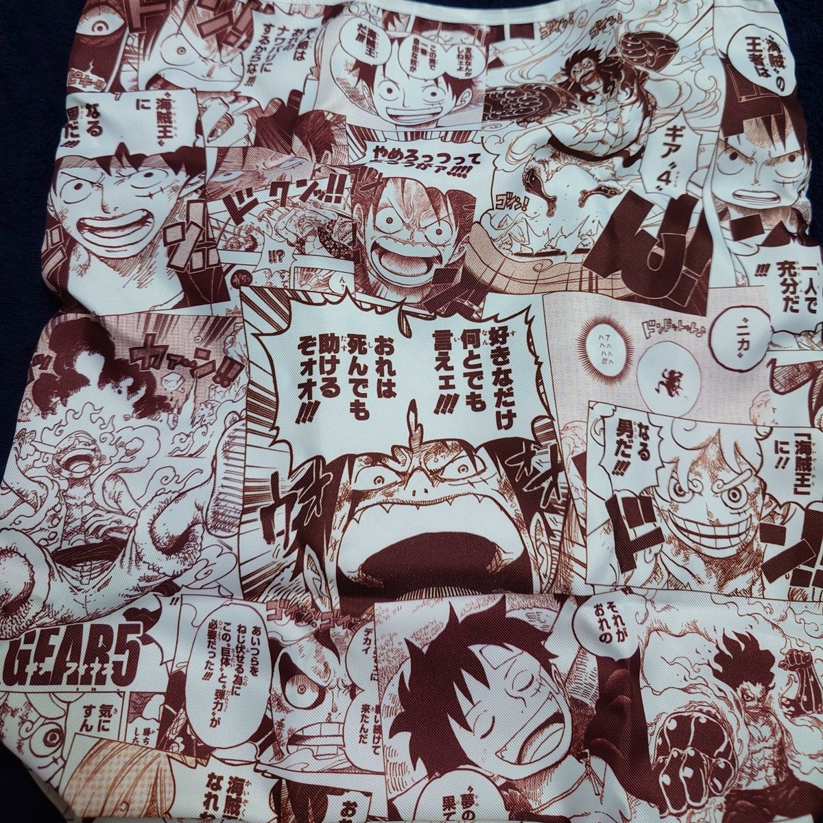 0523Sweetyear's tweet photo. ※画像にワンピースのネタバレ含みます。

ONEPIECEBASEショップで買ったエコバッグ？がめちゃくちゃ良い🥹

今まで名シーンが散りばめらてる🐒

真ん中のルフィの手配書に収めて、小さく保管できる🥹

難点としては………
もったいなくて使えない！
#ワンピース https://t.co/N1tBkUiUkH