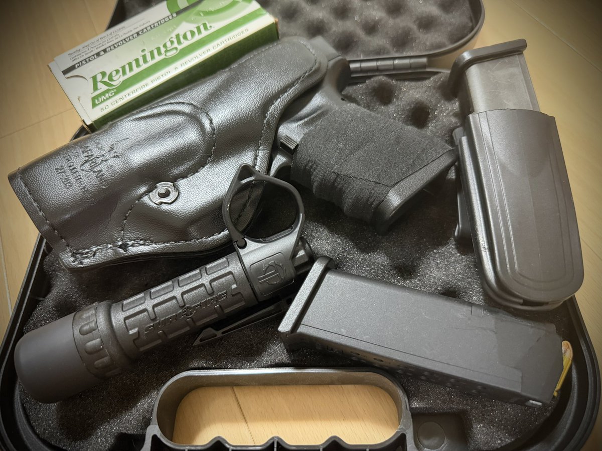 Johnnypotato13's tweet photo. #EDC 
#ConcealedCarry

Classic Concealed Carry EDC. Timeless, practical, and built to last. https://t.co/mE7NefeGTH