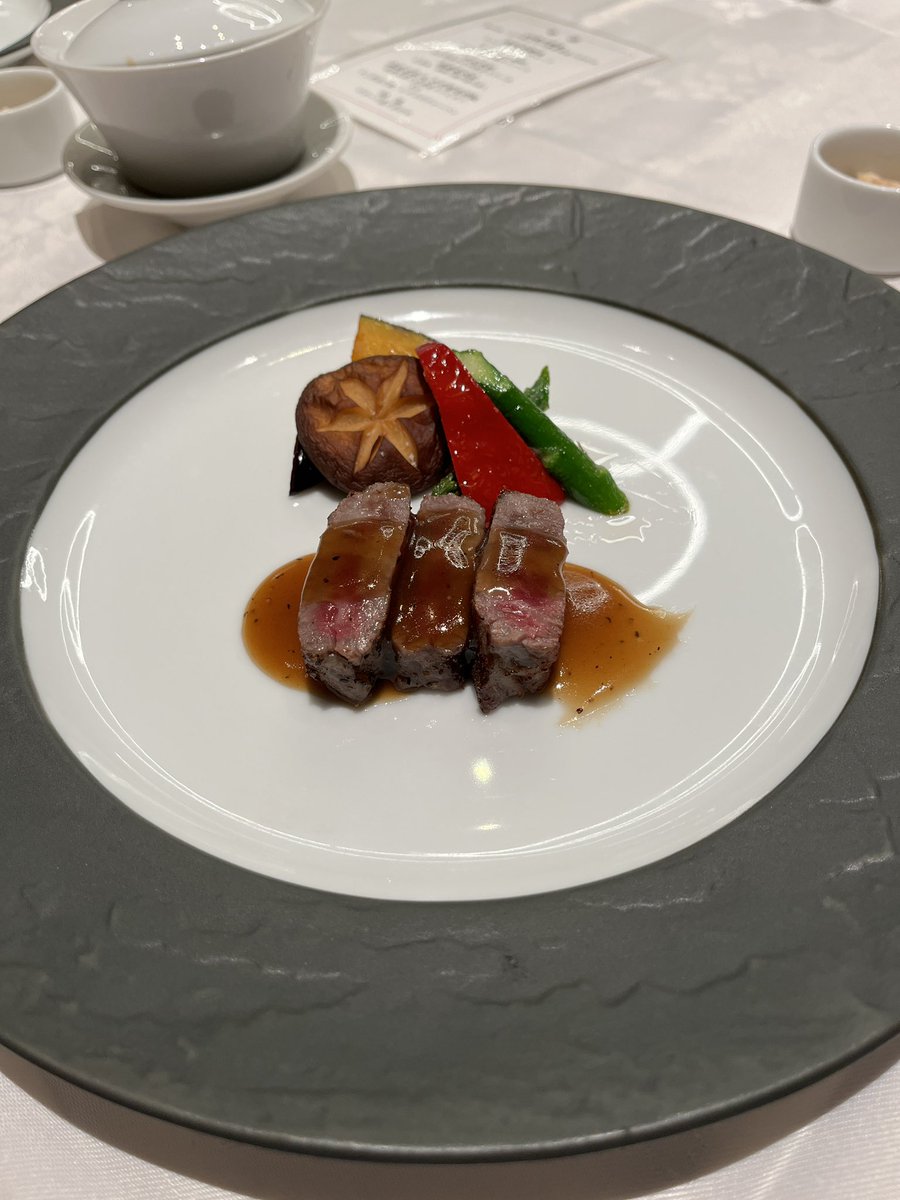 DaiichiKajapi's tweet photo. 一昨日は友人と某優待で1人無料の中華へ。

焼きフカヒレって初めて食べたけど美味い😋

全体的にソースが好みでした。 https://t.co/LcHqiXSi6B