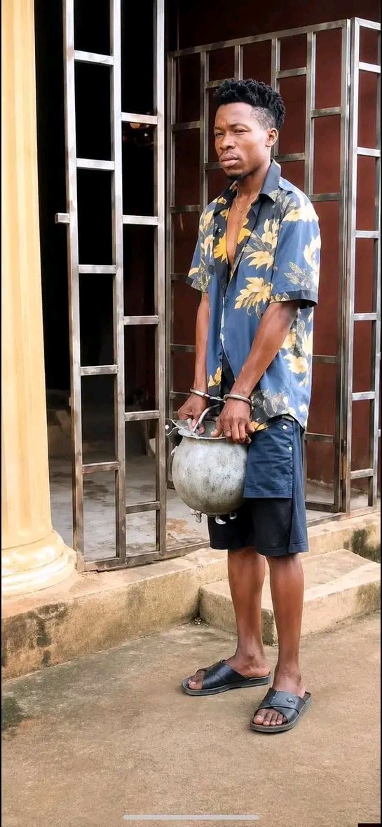 Innocen68537664's tweet photo. Human hairs found in the fétish pot of a barber in Umuahia.

Apparently, he deposits the hairs of his customers in his fetísh pot after barbing them. 

Na God dey save us oo.
God please continue to protect your people https://t.co/PPTZFnW4UD