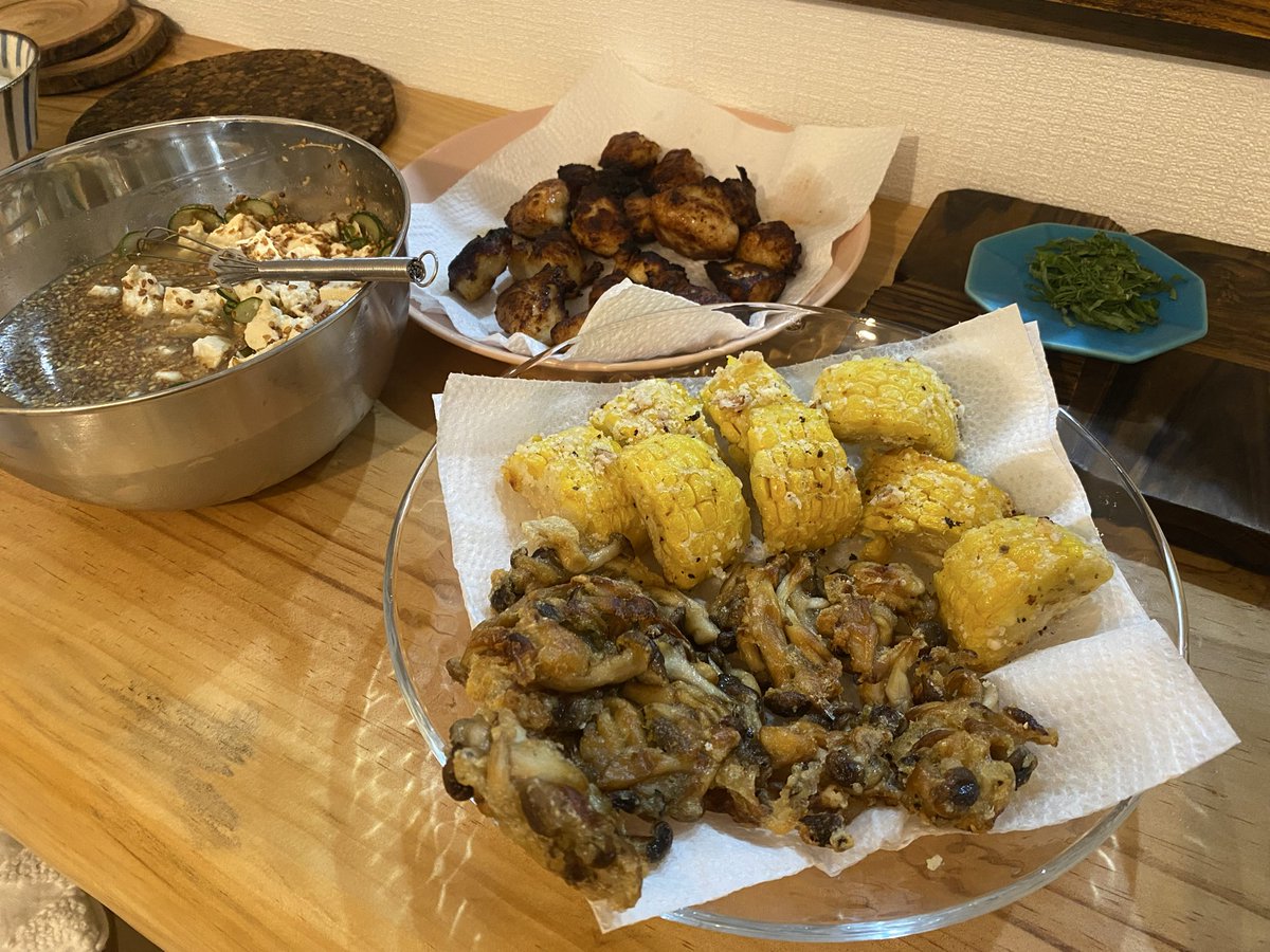 ronronbott's tweet photo. 冷や汁食べたくてめっちゃいい感じのアジの開きを買ったのに茗荷が高すぎて買えなかった😡２日連続とうもろこしの唐揚げをリクエストされた😡そんなにうまいのか嬉しいナァ😡🍳💢夏😡🌻💢 https://t.co/XB7ZMEJ5BD