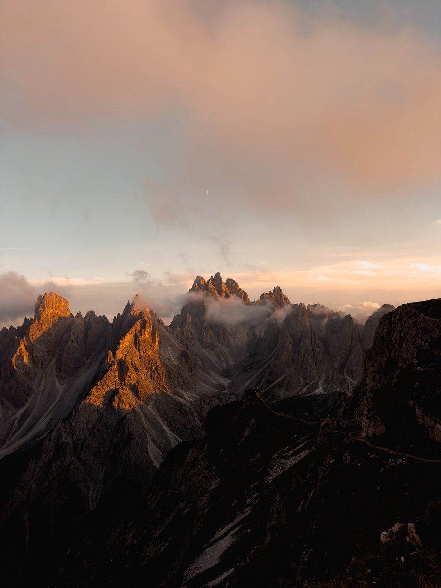 DylanCalluy's tweet photo. Same RAW file. Left is what the camera saw, right is what I saw. 

Not a filter.

4 sliders and knowing where to stop. https://t.co/Nwh1zZFWjn