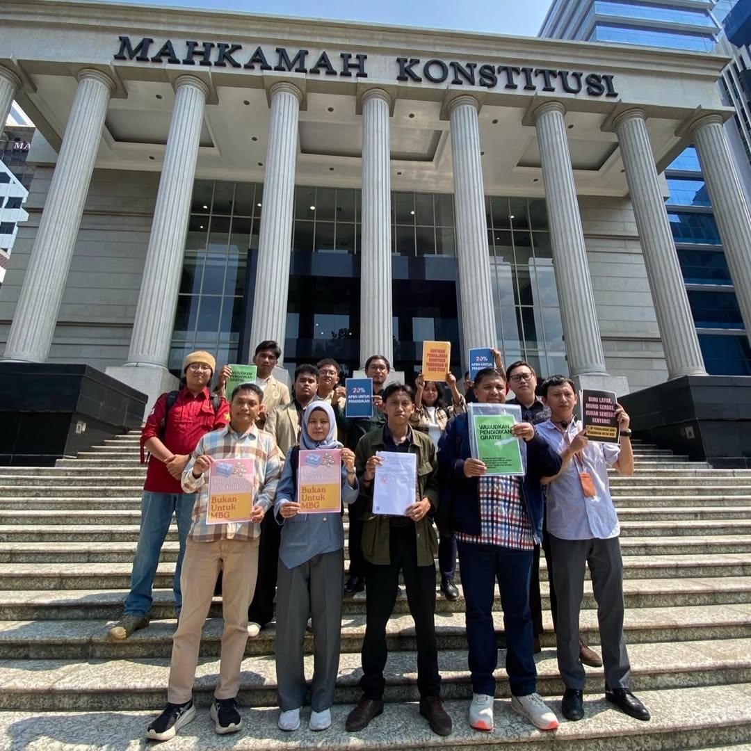 SalingJagaWarga's tweet photo. Putusan MK soal anggaran MBG:

- ​MBG cuma boleh potong 20% anggaran pendidikan pada 2026.
- ​Mulai APBN berikutnya, anggaran MBG dipisah dari anggaran pendidikan.
- ​Pemisahan ini paling lambat berlaku pada APBN 2028 (2 tahun pascaputusan). https://t.co/I1XZVGYIBZ