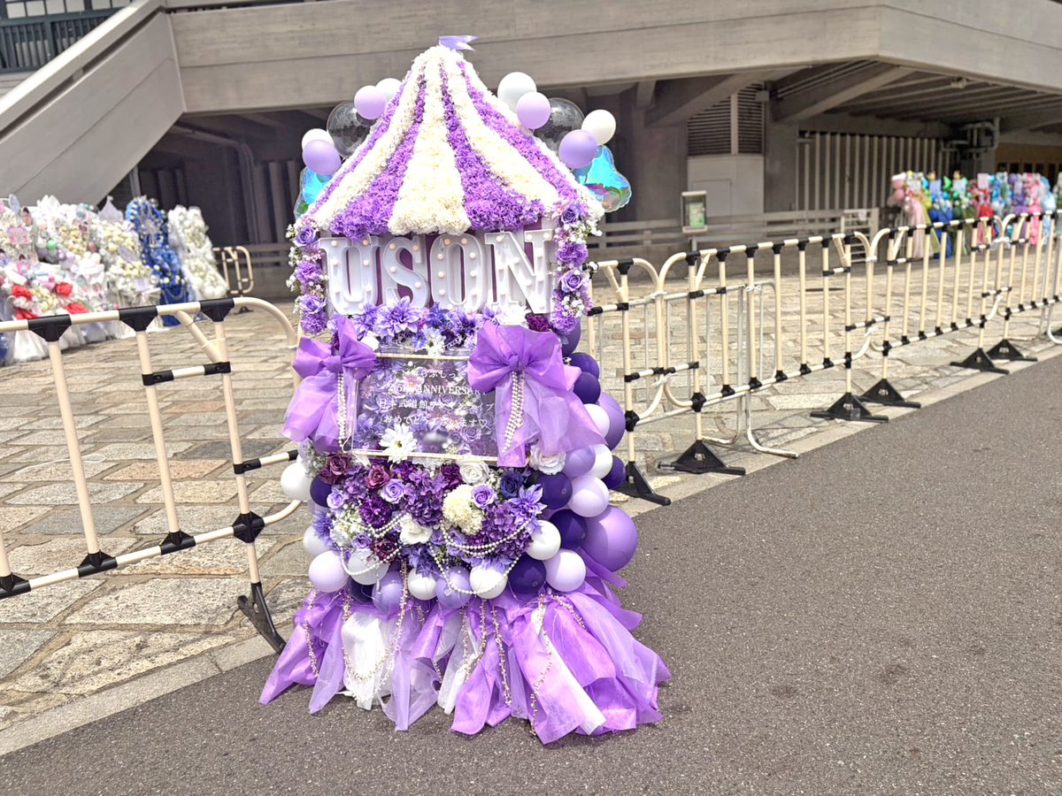 hanashigoto87's tweet photo. #らぶしっく #ゆそん 様(@uson_lvsk )のライブ公演祝いサーカステントモチーフフラスタ

▼事例掲載
https://t.co/aOhk7bUEjE
花材など載せているので見てもらえたら嬉しいです💐

らぶしっく 2.5th ANNIVERSARY
日本武道館ワンマンライブ
-ハピネスだけで世界中埋め尽くしてやれ！-
🗓️7.30[Thu] 📍日本武道館
#らぶしっく武道館 @lovesick_info #はなライ 💃