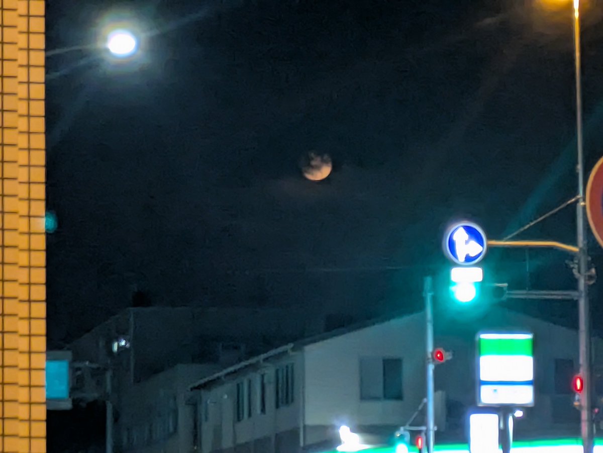 kisosansen02's tweet photo. こちら京都市、空の低いところにお月さまが構えています！

実は明日愛知県に帰るので、父からのお使いであるスルメを調達してました🦑
#タモツガレージ https://t.co/USPT8Boi4t