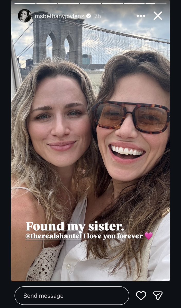 Naley_discourse's tweet photo. the james sisters in nyc yesterday ♥️♥️ https://t.co/fQePX0Xhn7