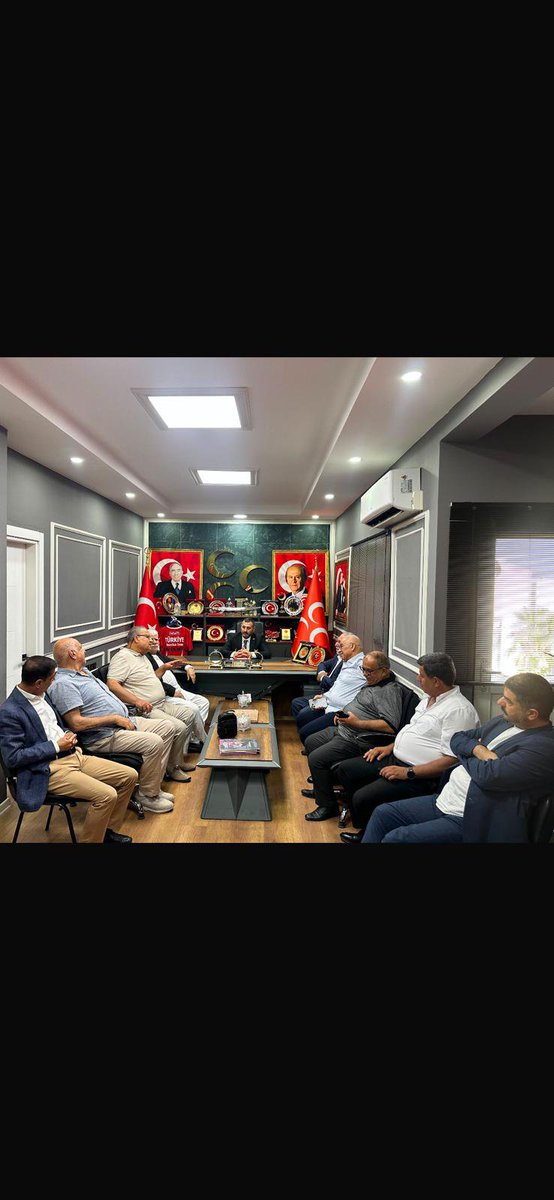 Sanliurfa_MHP's tweet photo. Şanlıurfa MHP İl Başkanı Osman Mutlu, Geçmiş Dönem Ülkü Ocakları Başkanlarıyla Buluştu

Şanlıurfa'da MHP İl Başkanı Osman Mutlu, 1980 öncesi ve sonrasında görev yapan Ülkü Ocakları il başkanları ile teşkilat mensuplarını ilk kez aynı masa etrafında buluşturarak Ülkücü Hareket'in geleceğine yönelik istişare toplantısı gerçekleştirdi.

Şanlıurfa'da Milliyetçi Hareket Partisi (MHP) İl Başkanı Ecz. Osman Mutlu, 1980 öncesi ve sonrasında görev yapan Ülkü Ocakları Şanlıurfa il başkanları ile teşkilat mensuplarıyla istişare toplantısında bir araya geldi. Kentte bugüne kadar benzeri gerçekleştirilmeyen toplantıda, farklı dönemlerde görev yapan teşkilat mensupları ilk kez aynı masa etrafında buluştu.
Toplantıya MHP Şanlıurfa İl Başkanı Ecz. Osman Mutlu'nun yanı sıra geçmiş dönem Ülkü Ocakları Şanlıurfa İl Başkanları Gaffari Aslan, Halil Demirkol, Mustafa Adil Pınarbaşı, Ahmet Nahya, Kemal Açar, Mehmet Sırrı Savaş, Mustafa Erişmiş, Mehmet Rüstem Coşkun, Mehmet Ali Abacı, İsmail Memduh Turanoğlu, Mehmet Arpacı, Emin Özkutlu, Mehmet Kara ve Salih Başkapan ile Ülkü Ocakları Haliliye İlçe Başkanı Mehmet Sudan Bucak katıldı.
Toplantıda, Ülkücü Hareket'in geçmişten günümüze teşkilat yapısı, yürütülen çalışmalar ve geleceğe yönelik hedefler ele alındı. Katılımcılar, teşkilatın birlik ve beraberliğinin güçlendirilmesi, dava tecrübesinin genç nesillere aktarılması ve teşkilat çalışmalarının daha etkin yürütülmesi konusunda görüş alışverişinde bulundu.
İstişare toplantısında, geçmiş dönem il başkanlarının bilgi ve tecrübelerinin teşkilat açısından önemli bir değer olduğu vurgulanırken, birlik ve beraberlik ruhunun korunarak Ülkücü Hareket'in hedefleri doğrultusunda çalışmaların sürdürüleceği ifade edildi.
Toplantı, karşılıklı değerlendirmelerin ardından çekilen hatıra fotoğrafıyla sona erdi.

@dbdevletbahceli 
@MHP_Bilgi 
@ayyildirim1
@Ulku_Ocaklari
@eczosmanmutlu