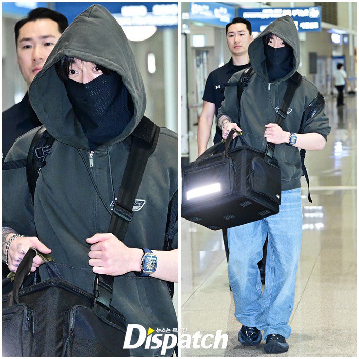 JJK_Times's tweet photo. South Korean media captions “Jungkook carries his own baggage with bright smile”

*Jungkook was spotted carrying a huge bag for his departure. Word has it that the bag was filled with various gear and equipment! https://t.co/vFGlk0NeWZ