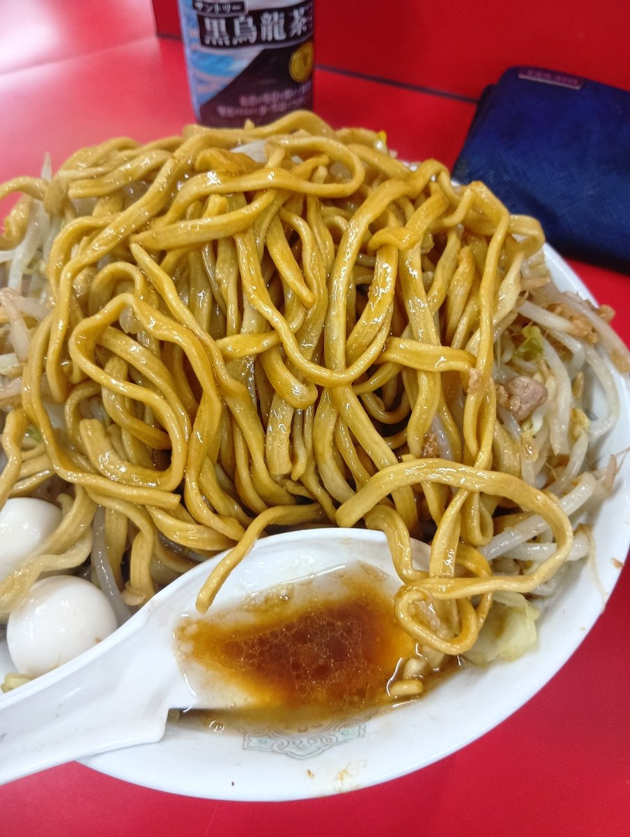 K_NY2001's tweet photo. ラーメン二郎　ひたちなか店
1850外待ち7に接続
1921着席
1930着丼
1937完食
小ラーメンうずら
カタカタ全部
いつもより硬めのカタカタ麺は黒光りしていて極旨
スープ極上塩っぱすぎず抜群の配合
豚は1個と赤身1枚デカ旨
いつもよりニンニクの薫りが強烈でパンチが凄い
今日も旨かった💯 https://t.co/QjUnWWc9Sa