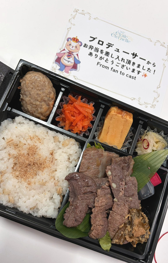 yeltama's tweet photo. LIVE!!!!!!アイ★チュウ〜étoile éternelle〜 参加型企画の報告とお礼
➡️https://t.co/GhfMk2u9O1 

#舞台アイチュウ の #ファンキャス 企画にご参加いただいた皆様のおかげで、劇場や楽屋が皆様のメッセージや美味しいお弁当、そしてファンアート付きの特製バルーンフラワースタンドで彩られました✨

ご参加いただいたプロデューサーの皆様からアンケート欄に寄せられたコメントもご紹介させてください。

---
「こうしてみんなでフラスタを贈れる機会をくださり、心より感謝いたします」

「Fun to Cast(エルタマ)さま、今回も舞台アイチュウ(LIVEアイチュウ)に差し入れとフラスタ企画の立ち上げありがとうございます！！最後にフラスタを贈れること、心より感謝申し上げます」

「フラスタ出せて嬉しいです！ありがとうございます！」

「質問に対して迅速丁寧にご対応いただき本当に助かりました。ありがとうございます。私たちファンの想いを形にして届けていただけることに心から感謝しています」
---

こちらこそ、まるで幹事を任せていただくような企画でサービスを始めて8年目になっても毎回緊張しますが、皆様に喜んでいただけることが本当に励みになっています‥！

他にもたくさんの温かいコメントを、私たち Fun to Cast にまでいただきありがとうございました。

明日はファイナルライブの同時視聴配信が‥！
公式アカウント( @butai_ichu )をぜひチェックしてみてください👀
