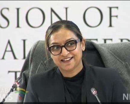 NhlamuloNeay's tweet photo. Our girl is not a victim nah, she was part of it. Hence she was trusted to go and collect docket from inno Senthu's pa and make copies then return the original dockets.

She's an accomplice 😅
#MadlangaCommission https://t.co/BVRc2OAfxr