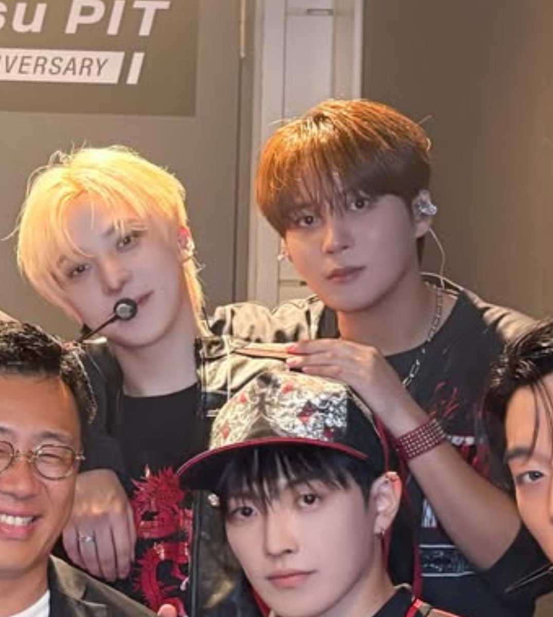 JONGHO_right's tweet photo. 정윤호씨 어깨엔 키우시는 곰돌이이신가요? https://t.co/Lnx2XnmBXs